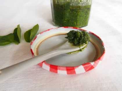 Conserve de basilic au sel et � l'huile d'olive