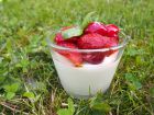 Crème de yaourt au chocolat blanc et fraises