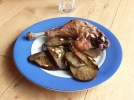Cuisses de poulet aux aubergines et aux pignons de pin