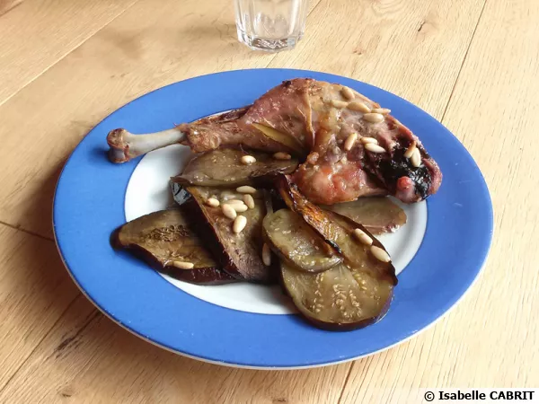 Cuisses de poulet aux aubergines et aux pignons de pin