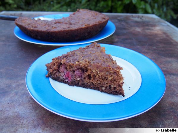 Gâteau aux fraises, framboises et amandes, cuit à la poêle