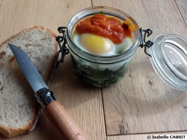 Oeufs cocotte aux blettes et sauce tomate aux épices
