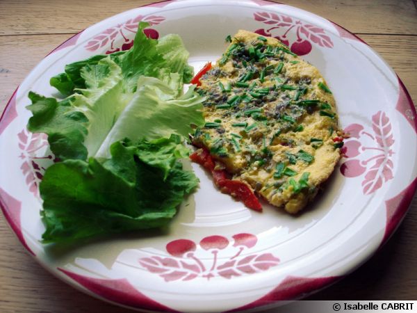 Omelette aux fleurs de ciboulette et aux poivrons grillés à l'huile