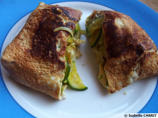 Omelette garnie aux courgettes, cuite au wok