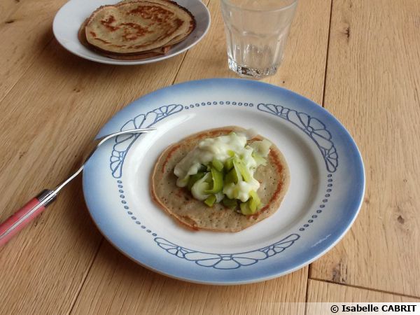 Pancakes à la quinoa et fondue de poireaux sauce blanche
