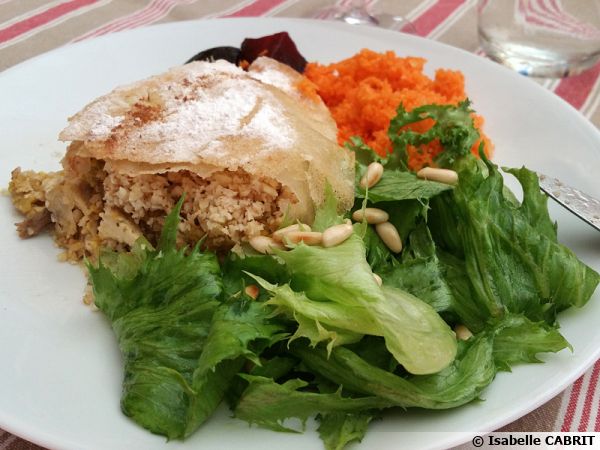 Pastilla au poulet et aux amandes