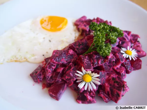Poêlée de betteraves aux pâquerettes et oeufs au plat