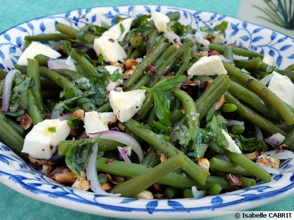 Salade de haricots verts aux noisettes grillées