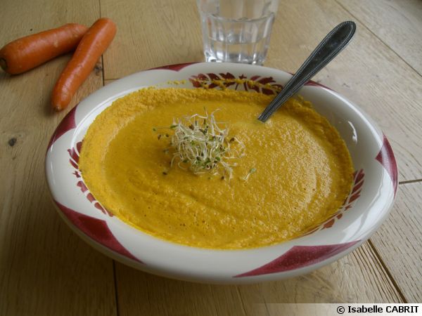 Soupe crue aux carottes, gingembre, curcuma et graines germées