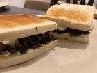 Toasts aux champignons de Paris et oeufs mollets