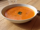 Velout de tomates, poivrons et basilic
