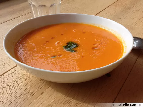 Velouté de tomates, poivrons et basilic